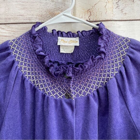 VINTAGE DAN-ELLEN SMOCKED ROBE IN PURPLE - Picture 6 of 7